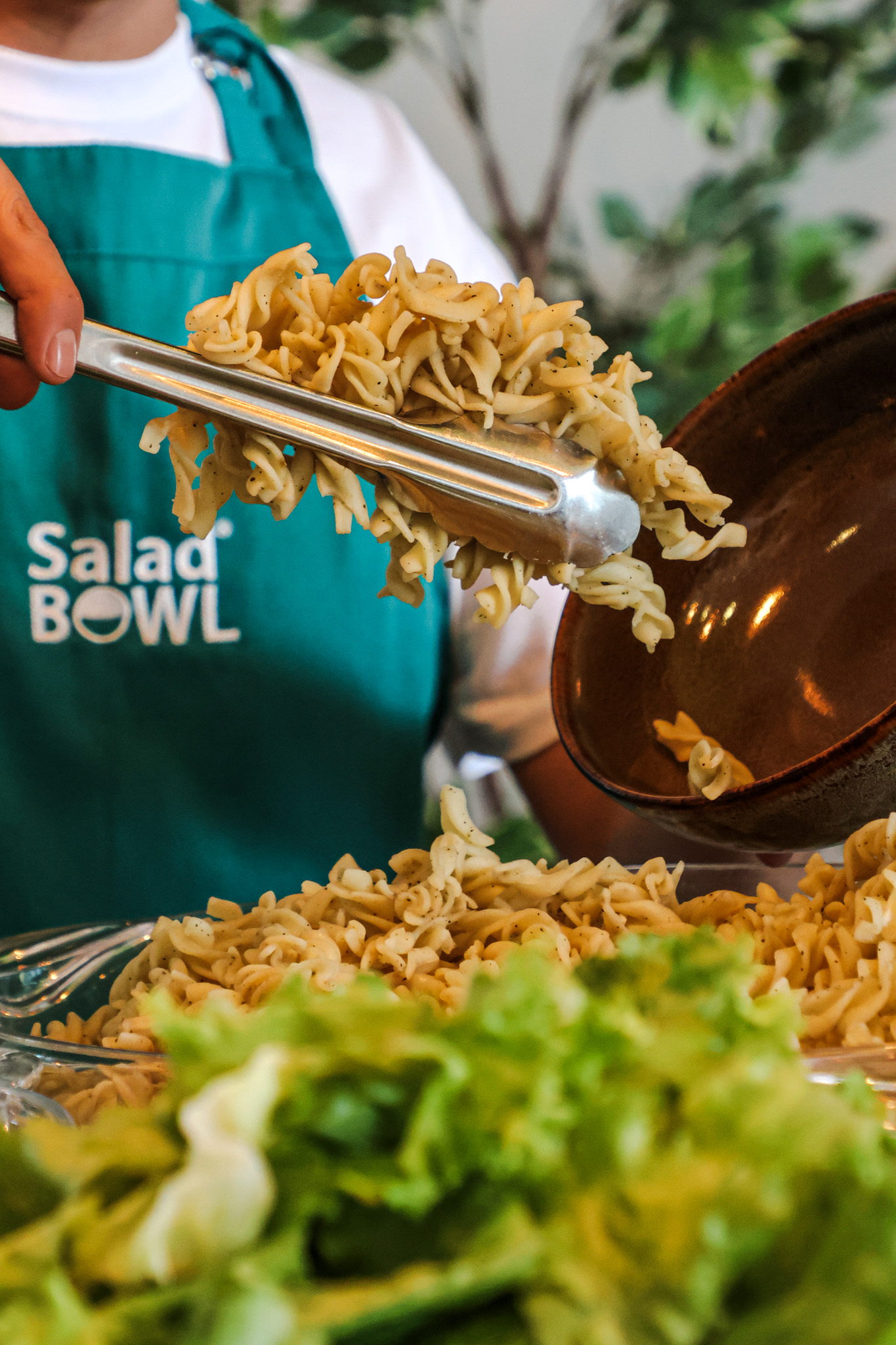 Empleado preparando bowl fresco